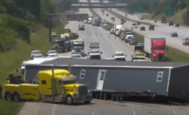 Cum a ajuns o casă să blocheze o autostradă din SUA cozi kilometrice de mașini 