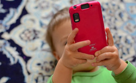 Copiii sub 13 ani vor avea interzis la telefoane inteligente