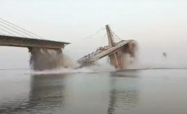 Недостроенный мост в Индии рухнул второй раз за два года