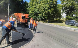 Lucrările de reparație a unei străzi din capitală sînt pe ultima sută de metri