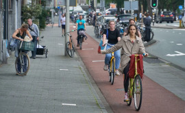 В Нидерландах установят сотни дозаторов с бесплатным солнцезащитным кремом