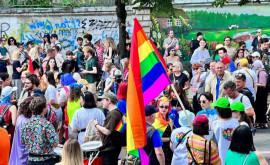 Înconjurați de poliție membrii comunității LGBT din Moldova au ieșit la marș