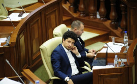 Депутат от ПДС пришел на заседание парламента на костылях