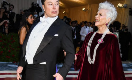 Mama lui Elon Musk anulează bătaia în cușcă dintre fiul său și Mark Zuckerberg 