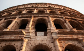 В Италии туристу который выцарапал на стене Колизея имя своей невесты грозит штраф и тюрьма