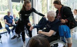 Adrenalină la 102 ani Un bătrîn a devenit cea mai în vîrstă persoană care zboară întrun tunel de vînt