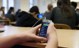 В Нидерландах школьникам запретят пользоваться мобильными телефонами 