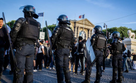 Protestele din Franța nu încetează cea mai mare bibliotecă din țară incendiată