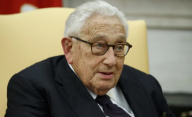 Henry Kissinger cum reușește la 100 de ani să rămînă în centrul lumii politice