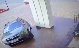 Cazul bărbatului care șia parcat mașina pe scările Primăriei Hîncești Ce spun autoritățile