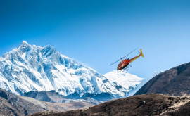 Шесть человек погибли при крушении вертолета на Эвересте