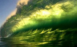 Apa oceanelor devine tot mai verde Motivul pentru care îşi schimbă culoarea