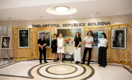 La Parlament este deschisă o expoziție de pictură și grafică
