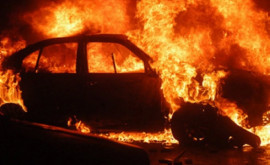Pompierii din capitală au stins o mașină cuprinsă de flăcări