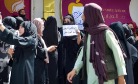 Женщины Афганистана протестуют против закрытия парикмахерских и салонов красоты