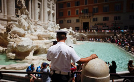 Italienii deranjați de turiștii care se plimbă în costum de baie