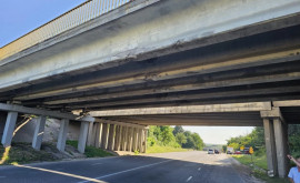 Atenție Podul din apropierea orașului Cricova avariat 