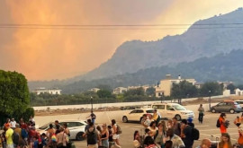Guvernul grec oferă vacanță gratuită celor evacuați din Rodos 