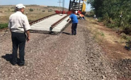 Circa 50 de angajați ai CFM lucrează la înlăturarea consecințelor accidentului feroviar din sudul țării