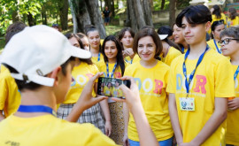 Președinta Maia Sandu sa întîlnit cu copiii și tinerii care participă la Programul DOR