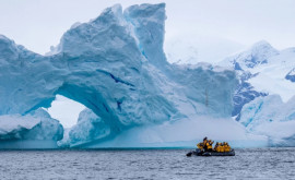 În Norvegia un iceberg sa desprins și a căzut în apă lîngă turiști