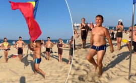 Drapelul R Moldova pe plaja din Bulgaria Hora dansată de mai mulți copii