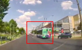Видеорегистратор автомобиля запечатлел момент когда водитель троллейбуса не уступил дорогу пешеходу