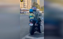 Motociclist din capitală sancționat pentru că avea pasager un copil