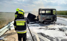 Un camion ce se deplasa pe traseul Comrat a luat foc