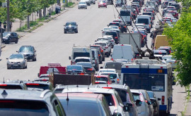 Traficul rutier în Chişinău se circulă bară la bară de dimineaţă pînă seara