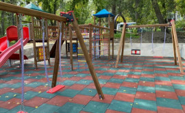 В Кишиневе отремонтировали десятки детских площадок