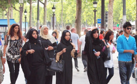 Franţa va interzice elevelor să poarte în şcolile de stat abaya