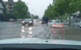 Сегодняшний ливень затопил улицы в Бельцах