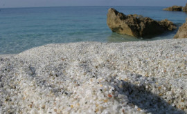 Un turist a fost arestat în Sardinia după ce furat pietre de pe o plajă