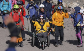 90летний японский альпинист покорил гору Фудзи в инвалидной коляске