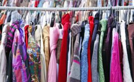 Cum economisesc moldovenii cumpără haine la mîna a doua
