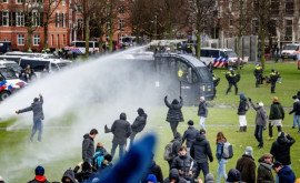 В Нидерландах полиция водометами разогнала многотысячный митинг