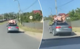 Jocuri la limită Mai mulți tineri surprinși pe acoperișul unei mașini în traficul rutier