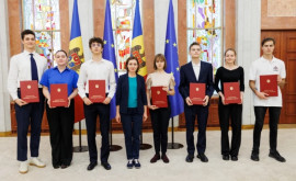 Maia Sandu lea oferit Diplome de onoare elevilor olimpici