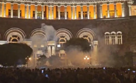 В Ереване полиция начала применять шумовые гранаты у здания кабмина