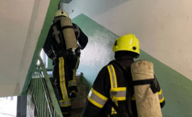 Un apartament cuprins de flăcări în sectorul Buicani al capitalei 