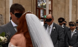 Свадьба вслепую Незрячая невеста заставила жениха и гостей провести церемонию с завязанными глазами 