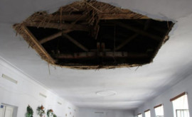 Panică la un liceu din capitală sa prăbușit o parte din tavan