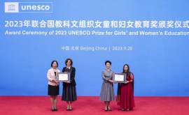 Супруга председателя КНР вручила Премии ЮНЕСКО 