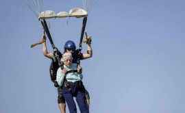 104летняя американка побила рекорд старейшего парашютиста в мире