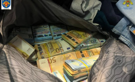 Un cetățean a fost reținut la vama Sculeni cu jumătate de milion de euro în valiză