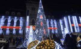 В Румынии началась установка рождественских гирлянд