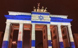 Бранденбургские ворота в Берлине подсветили в цвета флага Израиля