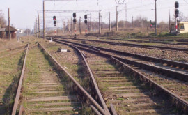 Mai mulți locuitori din Strășeni surprinși cum traversează șinele de cale ferată sub tren