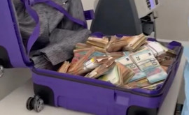Bărbatul prins cu o valiză de jumătate de milion de euro plasat în arest la domiciliu 